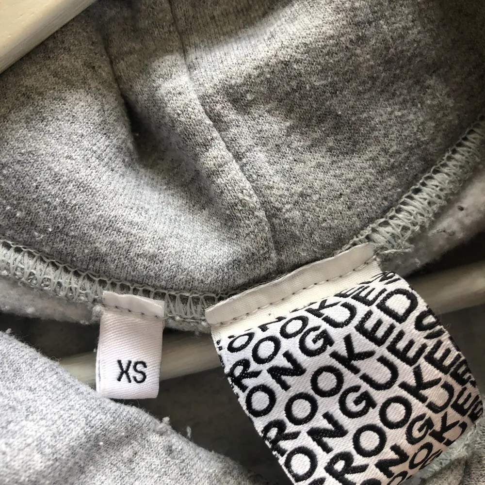 Supercool hoodie från asos men som tyvärr inte kommer till så stor användning. Den är lite nopprig på vissa ställen men inget som syns, den är sparsamt och knappt använd! Den är från man avdelningen så sitter overzised på mig. Neuletakit & Villapaidat.