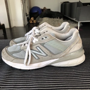 New Balance 990 v5 - Säljer mina skitsnygga New Balance 990 v5 som är knappt använda. Storlek 39 men passar mig som är 39/40. Har tyvärr inte kartongen kvar då morsan slängde den.