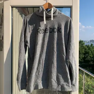 Använd 1-2ggr. Grå mysig träningströja från Reebok. Nyskick. Passar även M-XL. Köparen står för frakt. 