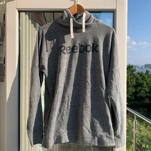 Reebok sweatshirt - Använd 1-2ggr. Grå mysig träningströja från Reebok. Nyskick. Passar även M-XL. Köparen står för frakt. 