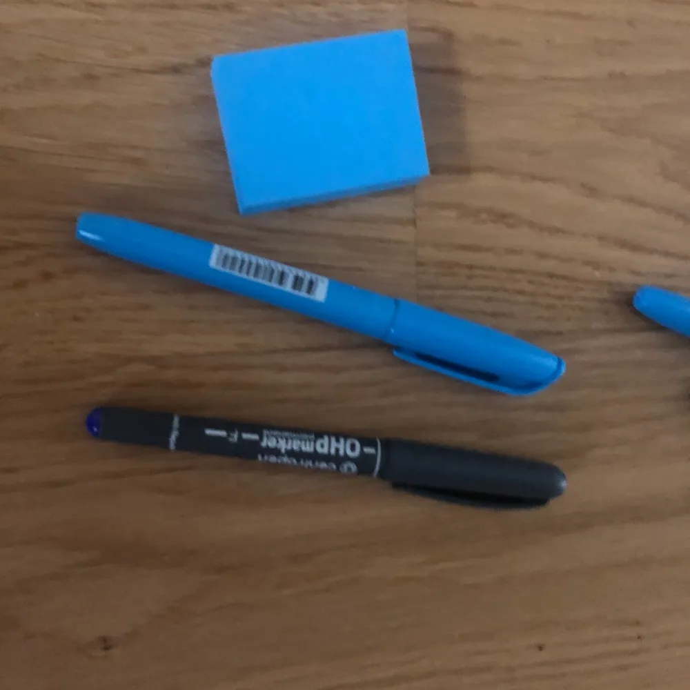 Ett ”set” med ett helt nytt block av post-it plus två pennor(bäck eller mekanisk blyertspenna) för 60kr inkl frakt!. Accessoarer.