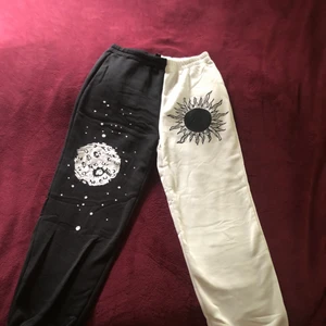 Superfina mjukisbyxor  - Helt nya mjukisbyxor från shein, borstad insida så dom är mjuka inuti. Beställde dom i L men tyvärr va dom väldigt små i storleken så blev besviken därför jag säljer dom. Skulle säga att dom passar mer M eller S för en mer avslappnad passform. Blev förvånad över hur bra kvalite de va, och detaljerna är otroligt fina. Köparen står för frakten🥰❤️