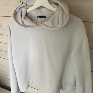 Hoodie - Hoodie från Zara!! 🤍🤍🤍 Bra skick, lite kortare i modellen och funkar till allt! 