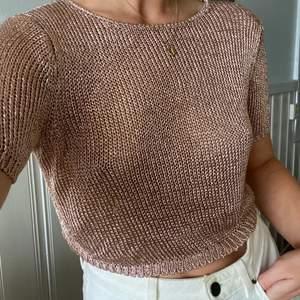 En festlig magkort top i metallicliknande material och färg från TopShop petite, i storlek 36.✨ Något liten i storlek, då den är från ”petite” avdelningen. Frakt tillkommer enligt nedan.