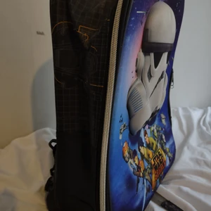 Resväska star wars - Star wars resväska som är i nyskick. Endast använd ett fåtal gånger! 150kr + frakt om vi inte möts upp i Eskilstuna! :)