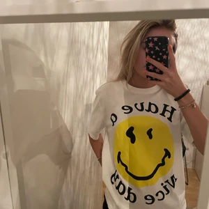 Smile tshirt - Säljer även denna populära zara tshirten med en smile. Använd bara 2 ggr. Storlek S. Nypris: 200kr