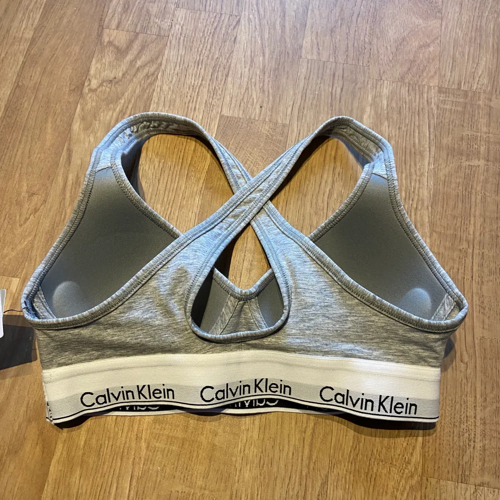 Säljer Calvin Klein bralette. Helt OANVÄND, säljes pga för liten storlek. Storlek: S/70B. Nypris: 500kr. Övrigt.