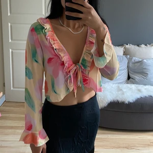 Blommig blus - Sååå fina färgkombinationer på denna blus💚💛🧡