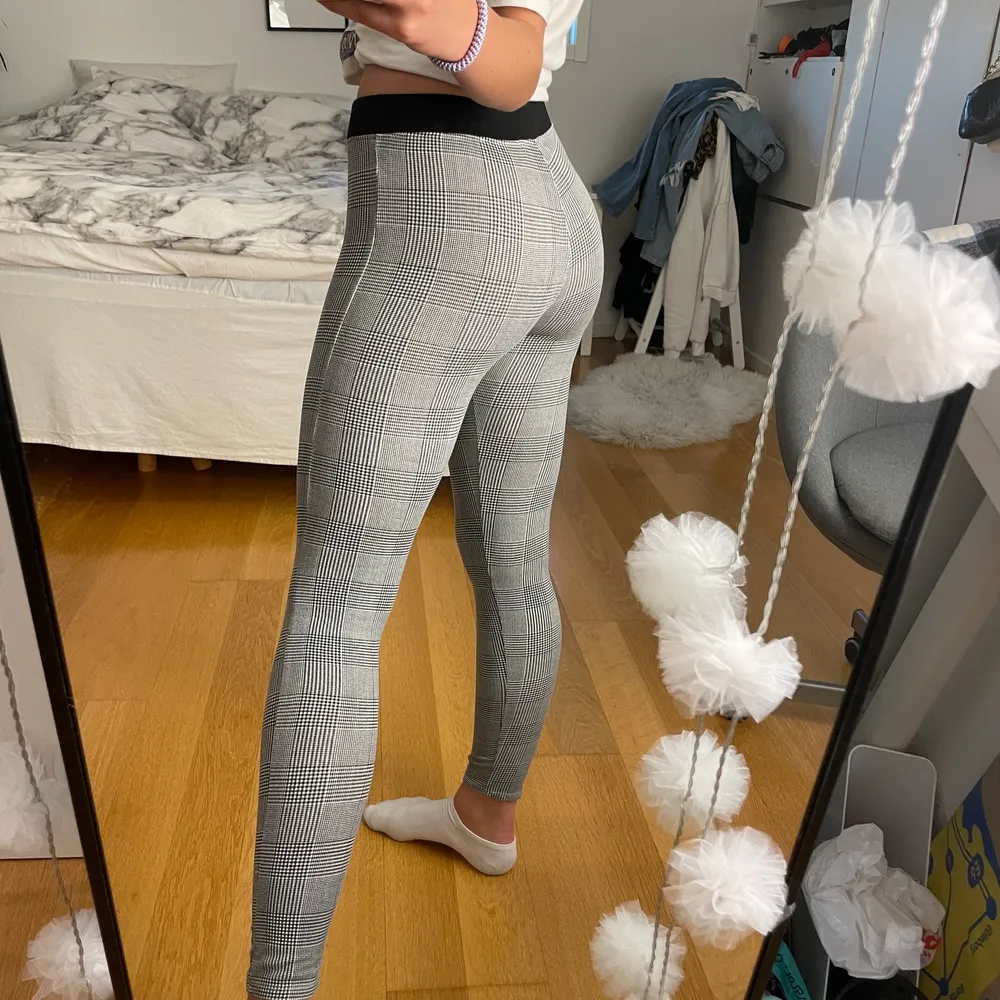 Säljer dessa rutiga tights för dem börjar bli försmå. Bra skicka sitter tight och bra💓 köparen står för frakten. Jeans & Byxor.