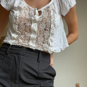TRÖJA MED SPETS - Tunn vit croppad tröja med spets i mitten. Köpt för massa år sedan på Abercrombie and Fitch och är SÅ söt till det mesta. Går att ha både med och utan bh. 