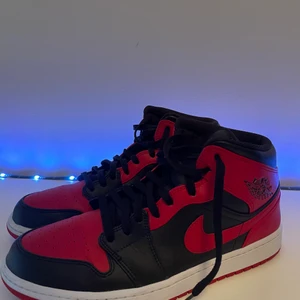 Air Jordan 1s mid banned - storlek 45,5 - Jag säljer nu mina Nike Air Jordan 1s banned mid eftersom de aldrig kommer till användning. De är i mycket bra skick och är bara använda ett fåtal gånger. Storleken är 45,5 men passar mig som vanligtvis bär 44. Inköpta för 2000 kr