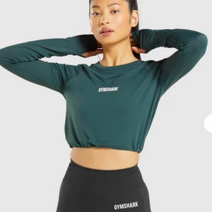 Gymshark tränings tröja storlek S - Gymshark tränings tröja i en jättefin grön färg. Använd max tre gånger. I nyskick och helt slutsåld på hemsidan. Perfekt till gymmet eller annan träning. Finns en dragsko i midjan så att man kan dra åt till den passformen man själv vill ha☺️🤩 Vanlig frakt kostar 48, men går att fixa spårbar för 66kr. Köparen står för frakten🦋