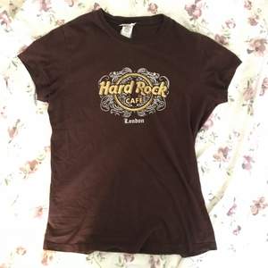 cool brun t-shirt från hard rock cafe som inte kommer till användning. i fint skick(det är min spegel som är smutsig, inte tröjan). frakt tillkommer!