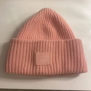 Acne mössa - Säljer min rosa acne mössa som är sparsamt använd! Köptes förra vintern, nypris 1300kr