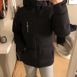 Sailrace vinterjacka dam - En i princip oanvänd vinterjacka i varmaste modellen från märket sailrace i storlek M. Köptes för 4 år sen och är använd 3 gånger. Eftersom den bara hängt har den lilla saken man hänger upp jackan i nöts lite grann (bild 3) men funkar ändå. Nypris: 3400kr. Mitt pris: 2500kr eller bud från 2300kr om intresset är stort. Köparen står för frakten. 