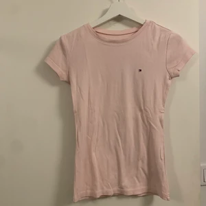 Tommy Hilfiger  - Fin T-shirt från Tommy Hilfiger skulle säga att det är en lite mindre S i storleken 
