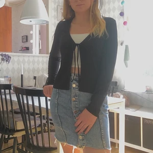 Svart kofta med snöre  - Jag säljer denna söta kofta från H&M som jag köpte förra året. Tyvärr är den inte min stil längre och därför säljer jag den. Jag har inte använt koftan så mycket. Kanske 5 gånger. 