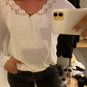 Odd Molly långärmad tröja - En supersnygg, trendig o söt långärmad tröja från Odd Molly som jag helt enkelt inte använder längre!! Vanlig bomull men påminner lite om en blus🌝