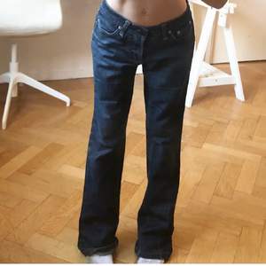 Säljer mina mörkblåa lowrise jeans från Filippa k. Är 165 cm 