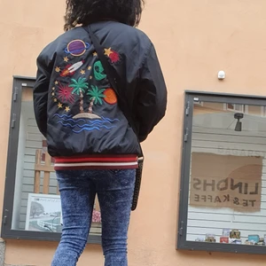 Super fin kollage jacka  - En ny fin kollege jacka som är I mycket bra skick och användade en gång. Jackan har pris lappa kvar och passar till båda kön. Säljer den eftersom jag har en annan. NY pris 799 sæ bud I kommenterna. Bra till höst och vår mycket varmt och sitter lite över size 