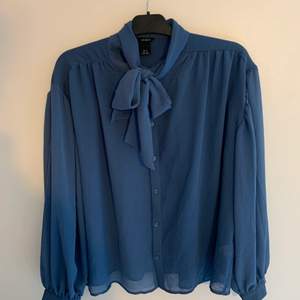Snygg och trendig blus från Lindex. Blusen har en knytning på framsidan och i en mörkare nyans av blå. Väldigt fin på och använd ett fåtal gånger. Säljer då den inte kommer till användning🤍🤍🤍🤍( köparen står för frakten)