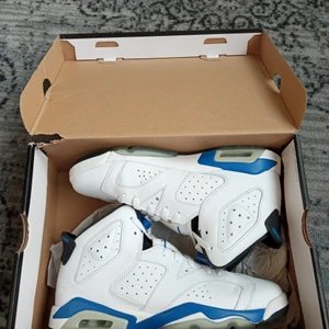 Air Jordan 6 retro BG storlek 40 - Snygga Jordan 6 retro i fint skick, säljer för 1400, men tar även byten i samma storlek.