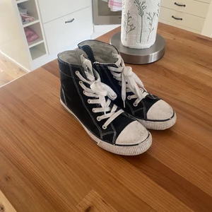 Svarta skor  - Säljer dessa skor som är köpta för 300kr dom är smutsiga på bilden men dom kan tvättas så är dom rena igen!! 💜💜 ser ut som Converse 💗 Kan mötas upp men även fraktas 