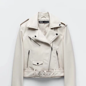 Zara Skinnjacka - Beige skinnjacka från zara som är helt slutsåld.  Nypris 600. Använd 3 gånger max. Säljer då den är för liten. Skriv privat för egna bilder❤️. Säljer för 250+frakt