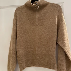 Stickad zip-tröja - Stickad tröja med Zip-krage som är högre. Väldigt mysig. Storlek XS, men mer som S från H&M🥰 Frakt ingår ej i priset. 