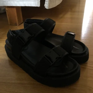 Plattform sandaler - Säljer ett par 4th & reckless sandaler som jag köpte på zalando förra året, använda en gång. Lite för hård sula för mina knän. Modellen heter ”AMANDA” om du vill ha tydligare bilder än de jag tog. Köpte för 500kr säljer för 200kr