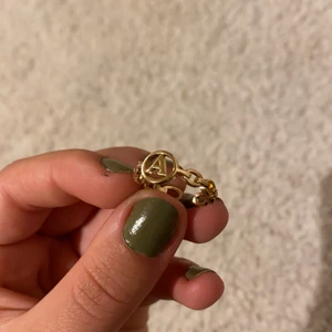 💍”A” Guldring💍 (nt äkta) - Jätte fin ring med ett A på som jag säljer pga att den nt kommer t användning. Den är öppen på baksidan så du kan töja eller tighta till den efter vilket finger du vill. Pris kan diskuteras. Köpare står för frakt💍💘