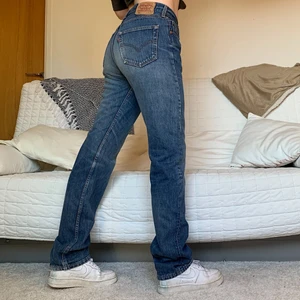 Levis 501 Jeans - Säljer dessa klassiska jeans i storlek W31L34! 78cm midja och 86cm innerbenslängd! Jag på bilderna är 172cm och brukar bära storlek 38/W28/S-M❤️