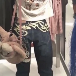 Ed Hardy jeans - ‼️OBS FÖRSTA BILDEN ÄR LÅNAD‼️ skit snygga ed Hardy jeans. Säljs pågrund av att dom inte passar. Kontakta för fler bilder ❤️