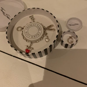 Thomas Sabo berlock armband  - En Thomas sabo länk men flera berlock till i silver. Väldigt fint skick då det knappt är använt. Pris går att diskutera vid snabb affär:) 