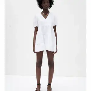 Säljer denna vita klänning ifrån Zara. bra skick. Köparen står för frakt. Köpt för 359