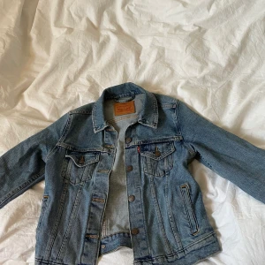 Levis jeansjacka - Trendig jeansjacka från Levis. Säljer på grund av att jag använder den för lite. Perfekt till hösten. Inga defekter. 