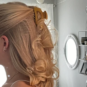 Hårklämma - Klämma i gul-orange färg. Perfekt storlek för att sätta upp ett mindre parti av hår eller allting om man har lite tunnare hår. Kan stylas på flera olika sätt. Säljer på grund av att jag har flera 