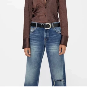 Zara jeans - BYTER GÄRNA MOT 38!! Jättefina zara jeans! Längst ner är de ingen söm har aldog vart häller så man kan klippa om man vill💕Kan ej hitta de på hemsidan💕De är i medelhög midja storlek 34! Kan inte ta bild me de på eftersom de är försmå🥰🥰 De har ett hål på vänstra knät och långa i längden💕passar någon som är 170cm-175cm lång🥰 annars kan man klippa de💕300kr+frakt 79