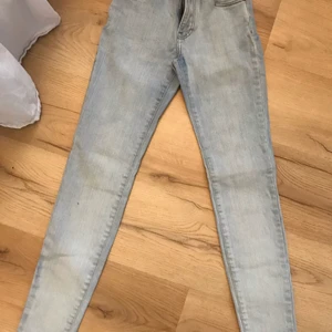 Denim Jeans - Fina(men för små) ljusa tighta jeans. 