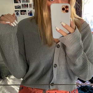Stickad tröja kofta - Skitsöt och mysig stickad kofta med knappar!! 