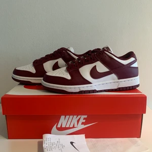 Nike Dunk Low Bordeaux  - Nike Dunk Low Bordeaux säljs! Skorna är helt nya, Oanvända i perfekt skick! Storlek 38,5! Kvitto finns som äkthets garanti och följs med vid köp! Skriv vid eventuella frågor eller köp 😊