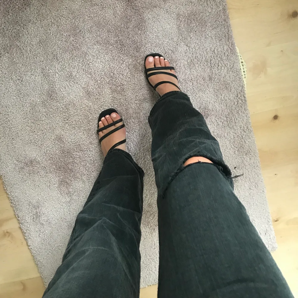Svarta Lee jeans med en loose passform, raka i benen med ett hål på högra knät. Skulle tippa på att de är en storlek medium. Skitsnygga att ha till vardags eller styla upp med exempelvis klackar . Jeans & Byxor.