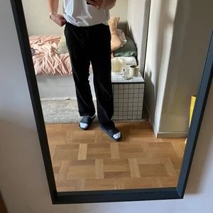 Manchesterbyxor  - Svarta byxor från weekday. Knappen sitter lite löst, men det går lätt att lösa med nål & tråd. Annars är de i toppenskick