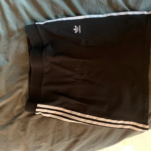 Adidas kjol strl. M - Jättefin adidas kjol, använd några gånger men är i bra skick. Säljer pga för liten för mig