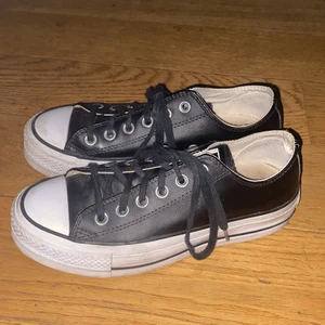 CONVERSE SVARTA LÄDER PLATTFORM - Jag säljer dessa svarta läder plattform Converse för 550kr. Jag köpte de i Juni för 980kr. De är i jättefint skick och är i storlek EU 36,5 (men passar 37, min skostorlek). Hör gärna av dig om du vill köpa eller om du har några ytterligare frågor eller funderingar. 💞 OBS: på sista bilden är de andra skorna bara till för referens. 💞