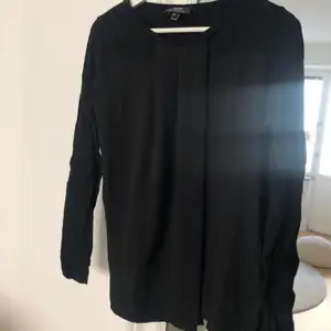 Superfin svart tröja från Mexx i strl. XS. Är ett tunt ”blusmaterial” frampå vilket gör att den sitter väldigt smickrande. Resten av tröjan är finstickad. Fraktkostnad ingår ej i priset.