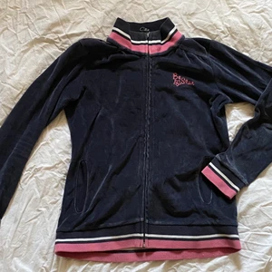 snygg y2k jumpsuit  - fett cool kofta till ett par lågmidjade. Köpt secondhand. Kommer aldrig till användning så säljer vidare. Endast små rosa/röda fläckar längst ner på ärmarna. (Osäker om de går bort i tvätt) Men inget som jag har brytt mig om eller så. Barnstorlek men passar XS/S. Förutom pytte lite kort i ärmarna på mig. Köparen står för frakt. ❤️