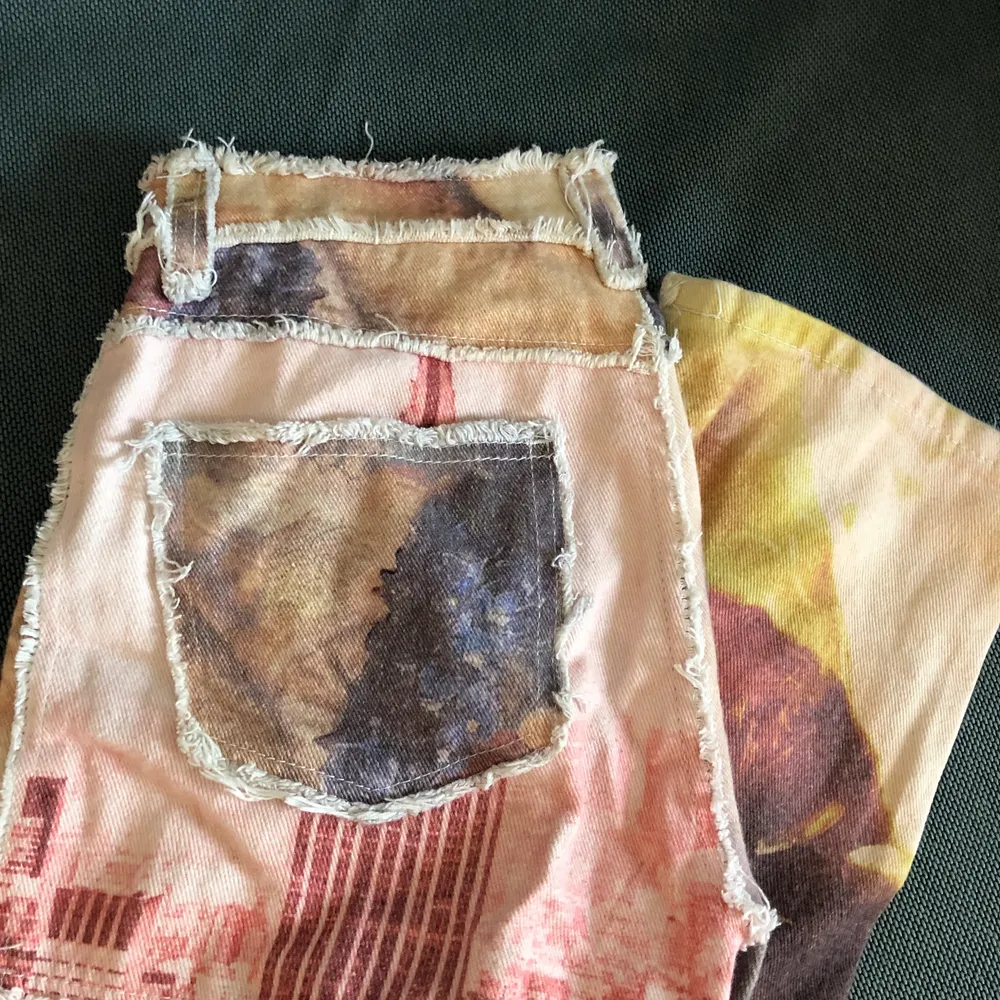 Patchwork jeans med coolt tryck från Jaded London. Inköpta i julas för ca 800kr. Kommer dovk tyvärr inte längre till användning💖. Jeans & Byxor.