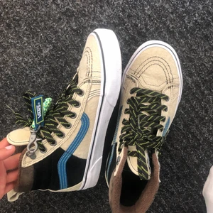 Vans high  - Snygga skor från vans. I modellen high. I storlek 39, inte min stil längre tyvärr. Aldrig använda. Köpta för 599. Skicka för fler bilder 💖 