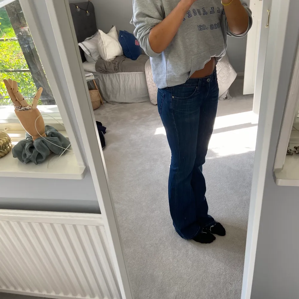 Lågmidjade bootcutjeans i storlek 26. Jag är 170cm och på mig ”släpar” det något i marken som ni ser på bilderna. 300 ink frakt. . Farkut & Housut.